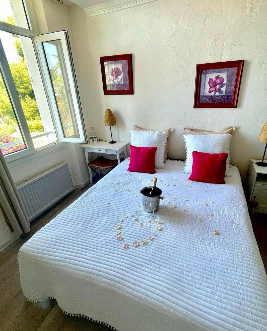 Villa-Chateau Les Terrasses - Tamaris, Plage Des Sablettes, Mer Au Bas De La Propriete ลาแซน-ซูร์-แมร์ ภายนอก รูปภาพ